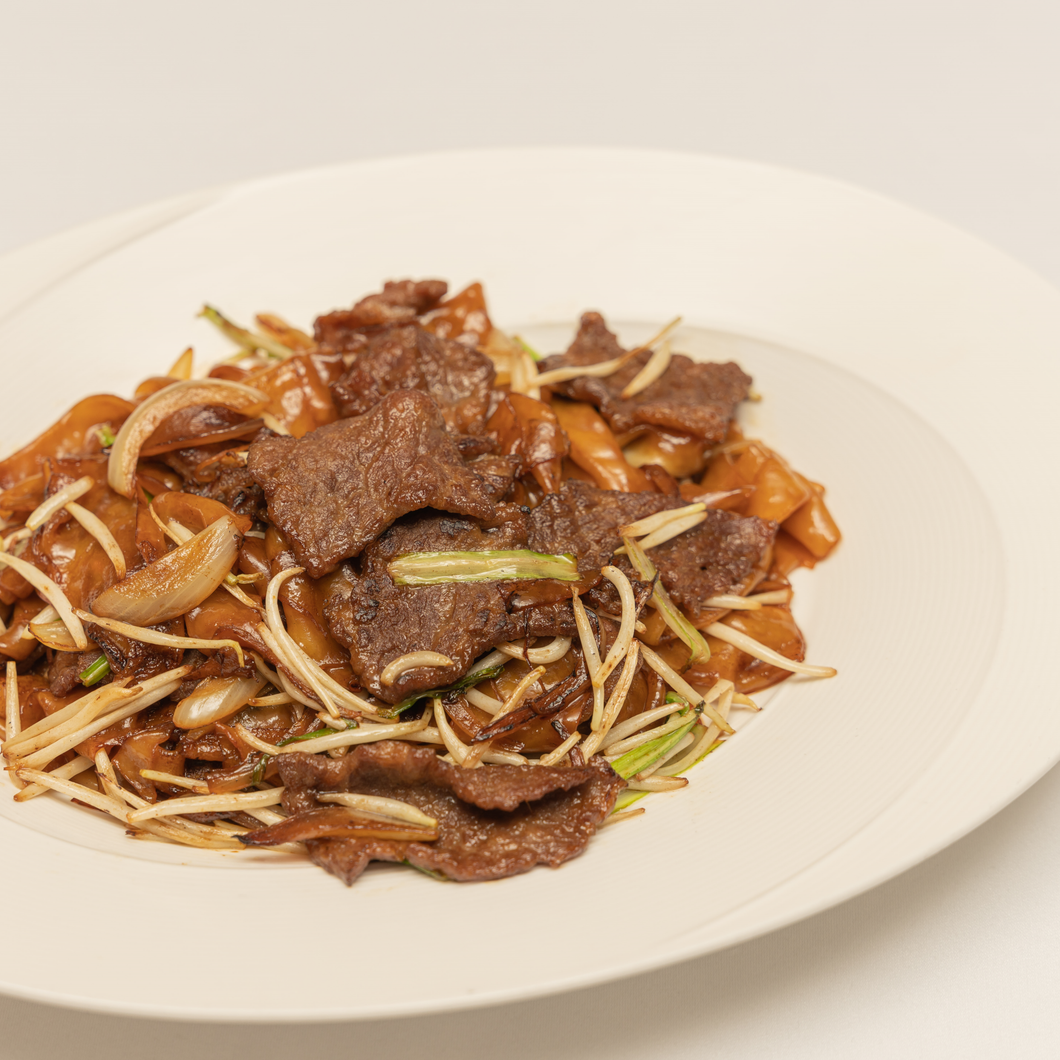 Fried Flat Rice Noodles with Sliced Beef 干炒牛肉河粉